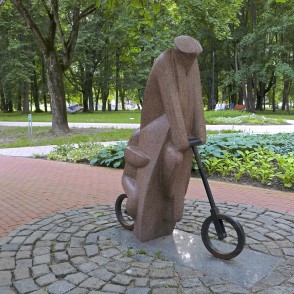 Granīta un bronzas skulptūra „Į kelionę“ („Ceļojumā“ jeb „Ceļā“) Granīta un bronzas skulptūra „Į kelionę“ („Ceļojumā“ jeb „Ceļā“)