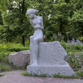 Sēdošas meitenes skulptūra Klaipēdas Skulptūru parkā Sēdošas meitenes skulptūra Klaipēdas Skulptūru parkā