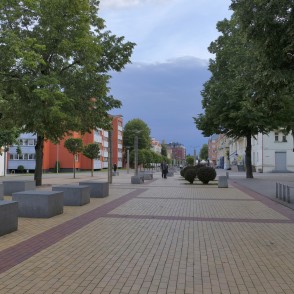 Martina Mažvīda gājēju aleja Klaipēdā ar akmens soliem un koku rindām Martina Mažvīda gājēju aleja Klaipēdā ar akmens soliem un koku rindām