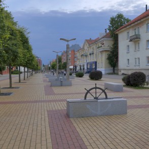 Martina Mažvīda gājēju aleja Klaipēdā ar kuģa stūres elementu uz sola Martina Mažvīda gājēju aleja Klaipēdā ar kuģa stūres elementu uz sola