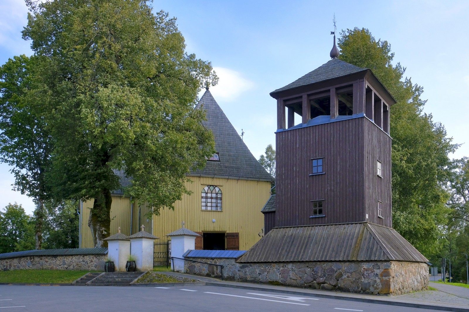 Plateliai Sv. apustuļu Pētera un Pāvila baznīca