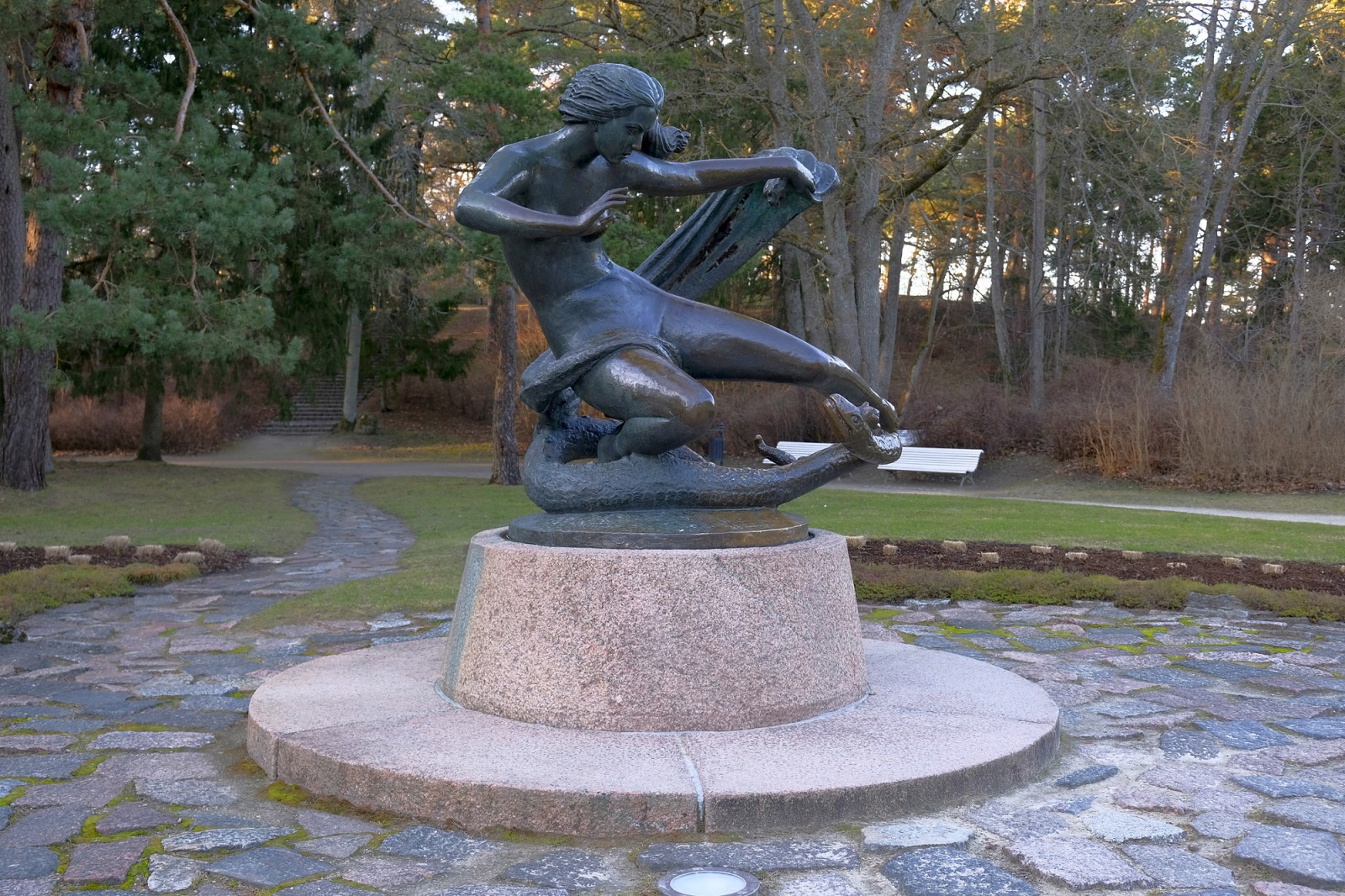 Skulptūra "Egle – zalkšu karaliene"