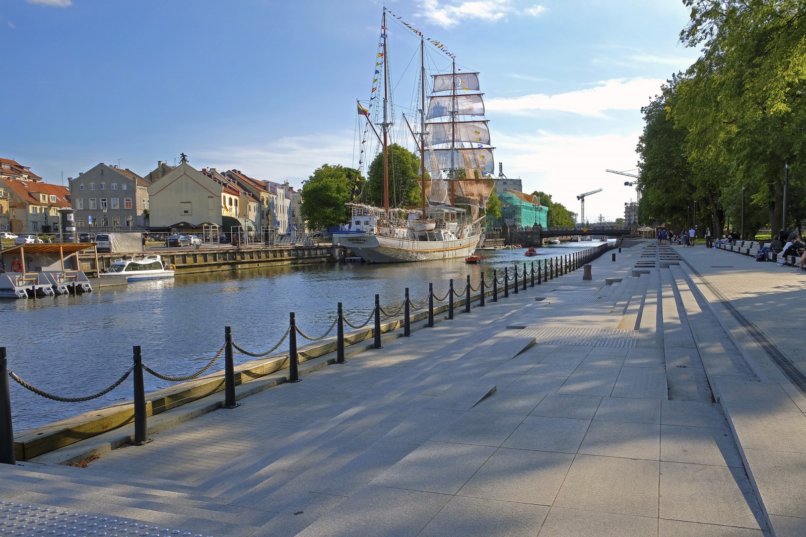 Danes upes promenāde